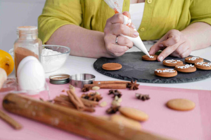 Plätzchenbacken (Foto: SHVETS production/Pexels)