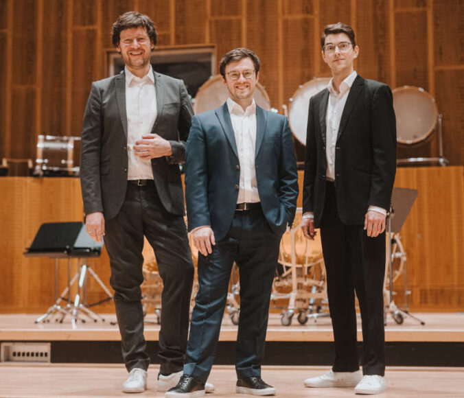 Das Jazz-Trio von Pianist Frank Dupree (Mitte) mit Ausnahme-Schlagzeuger Meinhard Jenne (rechts) und Kontrabassist Jakob Krupp (Foto: Ronny Zimmermann)