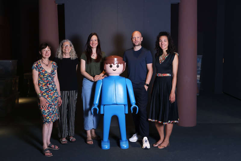 Das Team des Jungen Museums, Cathérine Biasini, Karin Birk, Heike Externbrink-Becker (v.l.n.r.) und Leah Houy (r.) zusammen mit Diorama Artist Oliver Schaffer (2.v.r.).