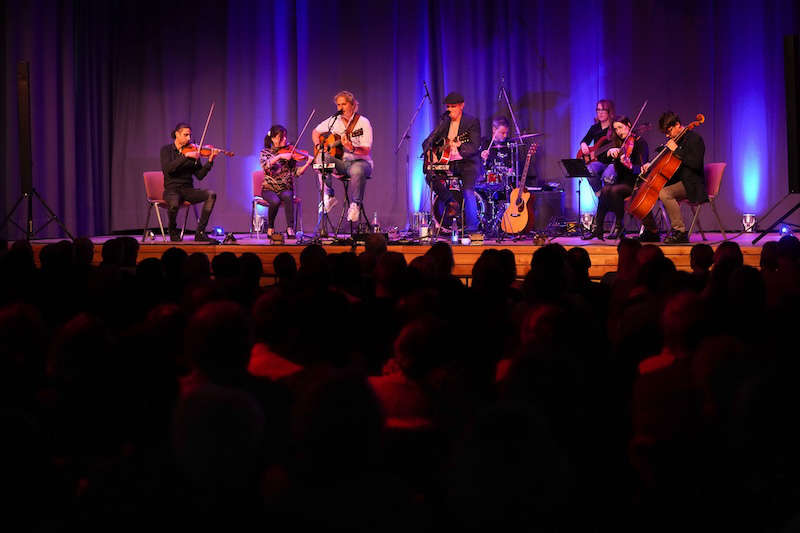 Simon & Garfunkel Tribute meets Classic: das Duo Graceland mit Streichquartett & Band am 09.11.2023 in Maikammer (Foto: Holger Knecht)