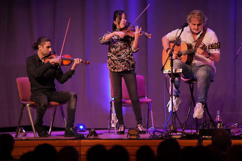 Simon & Garfunkel Tribute meets Classic: das Duo Graceland mit Streichquartett & Band am 09.11.2023 in Maikammer (Foto: Holger Knecht)