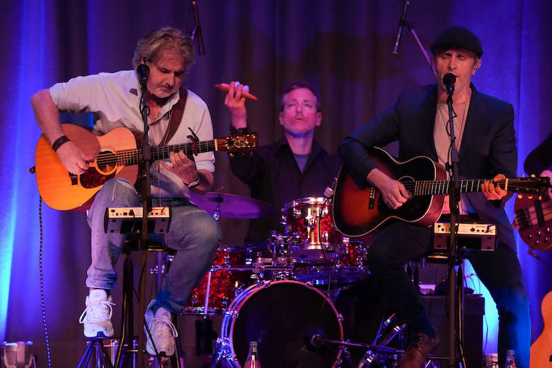 Simon & Garfunkel Tribute meets Classic: das Duo Graceland mit Streichquartett & Band am 09.11.2023 in Maikammer (Foto: Holger Knecht)