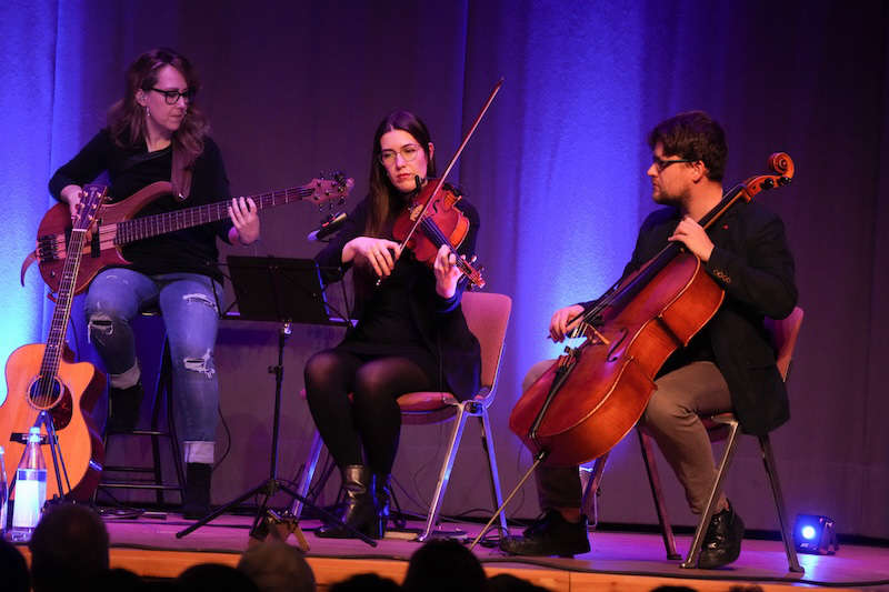 Simon & Garfunkel Tribute meets Classic: das Duo Graceland mit Streichquartett & Band am 09.11.2023 in Maikammer (Foto: Holger Knecht)