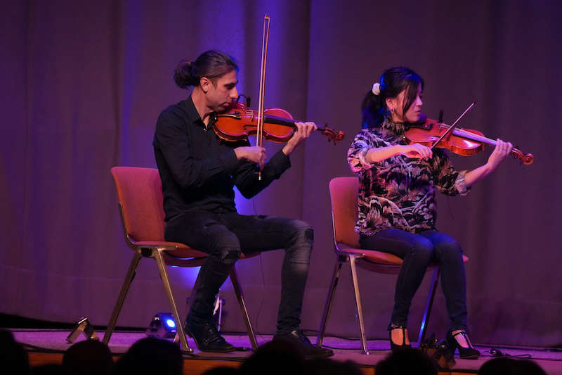 Simon & Garfunkel Tribute meets Classic: das Duo Graceland mit Streichquartett & Band am 09.11.2023 in Maikammer (Foto: Holger Knecht)