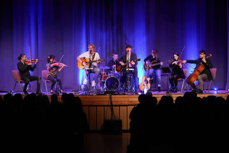 Simon & Garfunkel Tribute meets Classic: das Duo Graceland mit Streichquartett & Band am 09.11.2023 in Maikammer (Foto: Holger Knecht)