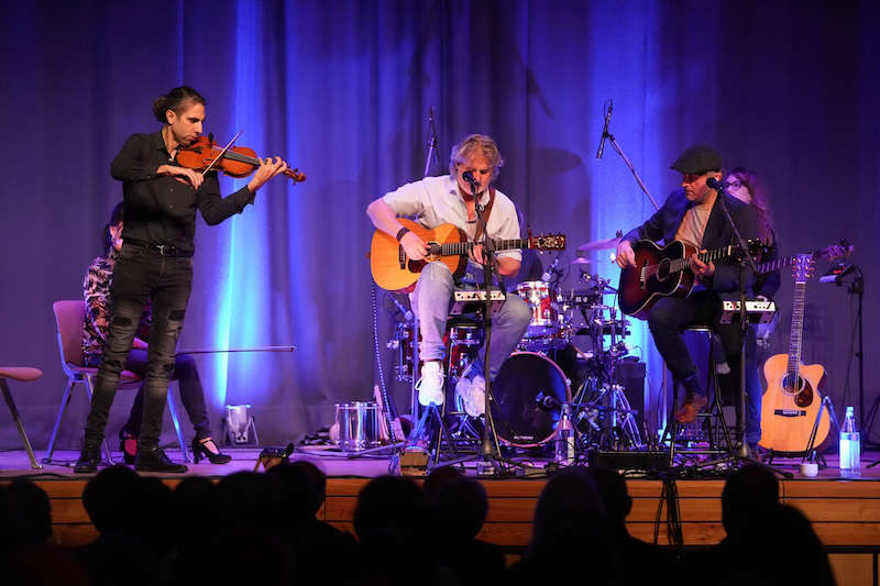 Simon & Garfunkel Tribute meets Classic: das Duo Graceland mit Streichquartett & Band am 09.11.2023 in Maikammer (Foto: Holger Knecht)