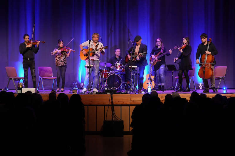 Simon & Garfunkel Tribute meets Classic: das Duo Graceland mit Streichquartett & Band am 09.11.2023 in Maikammer (Foto: Holger Knecht)