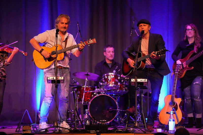 Simon & Garfunkel Tribute meets Classic: das Duo Graceland mit Streichquartett & Band am 09.11.2023 in Maikammer (Foto: Holger Knecht)