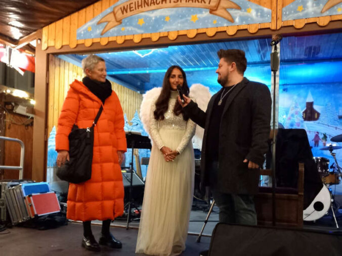 OB Beate Kimmel und Christkind Claudia im Gespräch mit Antenne-Moderator Marco Blechschmidt, der wie immer durch die Eröffnung des Weihnachtsmarkts führte. (Foto: Stadt Kaiserslautern)