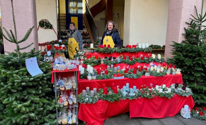 Adventskranzverkauf (Foto: Lions Club Neustadt)