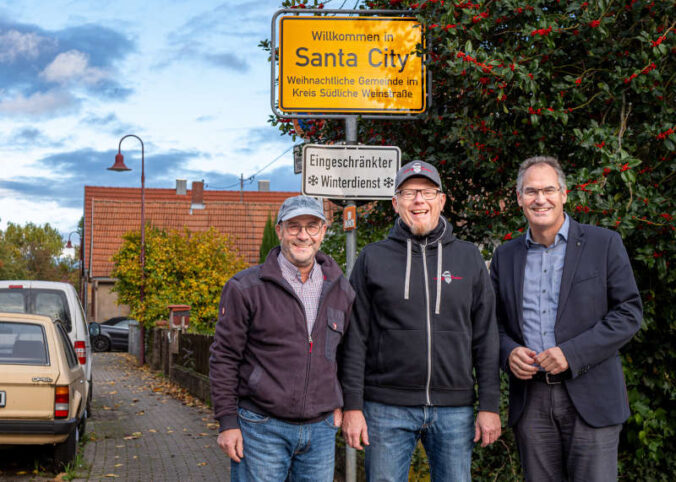 Dieter Ditsch, Ortsbürgermeister Knöringen, Patrick Kuntz, Initiator der Harley Davidson riding Santas, Dietmar Seefeldt, Landrat Südliche Weinstraße (Foto: Rolf-Epple-Stiftung)