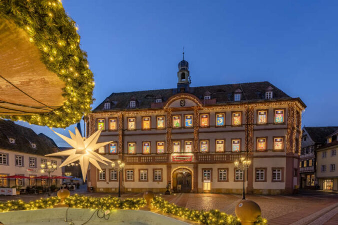 Rathausadventskalender 2021 mit Rizzi Motiven (Foto: Jochen Heim)