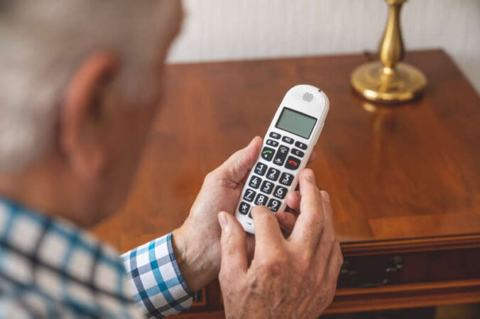 Senior mit Telefon in der Hand (Foto: Polizeiliche Kriminalprävention der Länder und des Bundes)