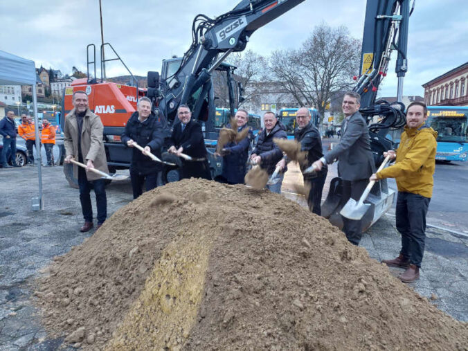 Christof Schumacher (LBM), Stefan Hesse (ADD), OB Marc Weigel, Stefan Schwinn (DB), Andreas Gerst (Firma Gerst), Klaus-Dieter Aichele (Landschaftsarchitekten), Baudezernent Bernhard Adams und Boris Egem (LBM).(Foto: Stadtverwaltung Neustadt)