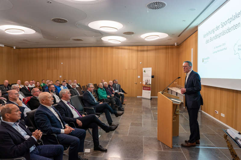 Innenminister Michael Ebling bei seiner Rede zur Verleihung der Sportplakette des Bundespräsidenten. (Foto: Innenministerium RLP)