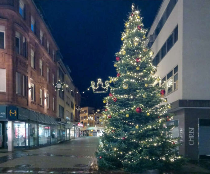 Weihnachtsbaum in der Fackel-/Marktstraße (Foto: Stadt Kaiserslautern)