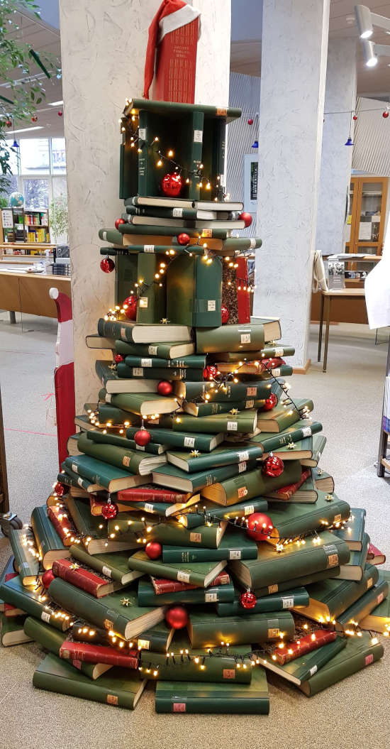 Bücher-Weihnachtsbaum (Foto: Pfalzbibliothek)