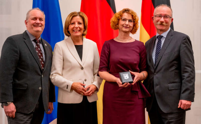 Ministerpräsidentin Malu Dreyer (2.v.l.) hat Gudrun Hollstein im Beisein von Zoodezernent Jochen Silbernagel (rechts) und Zodirektor Jens-Ove Heckel den Verdienstorden des Landes Rheinland-Pfalz verliehen.(Quelle: Staatskanzlei RLP / Torsten Silz)