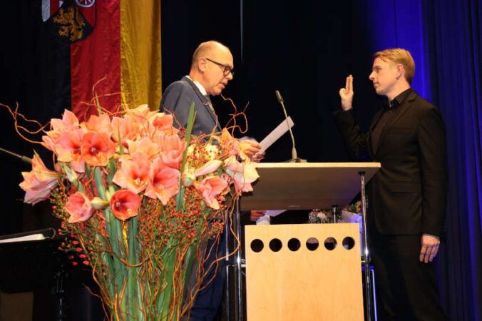 Oberbürgermeister Dominik Geißler (links) vereidigte Lukas Hartmann als neuen Bürgermeister der Stadt Landau. (Quelle: Stadt Landau)