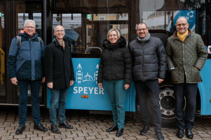 Wolfgang Bühring (Geschäftsführer Verkehrsbetriebe Speyer GmbH), Bernd Baginski (Nahverkehrsplaner Rhein-Pfalz-Kreis), Stefanie Seiler (Oberbürgermeisterin der Stadt Speyer), Dr. Michael Winnes (Geschäftsführer Verkehrsverbund Rhein-Neckar GmbH), Guido Verhoefen (Geschäftsführer DB Regio Bus Mitte GmbH) (Foto: VRN)