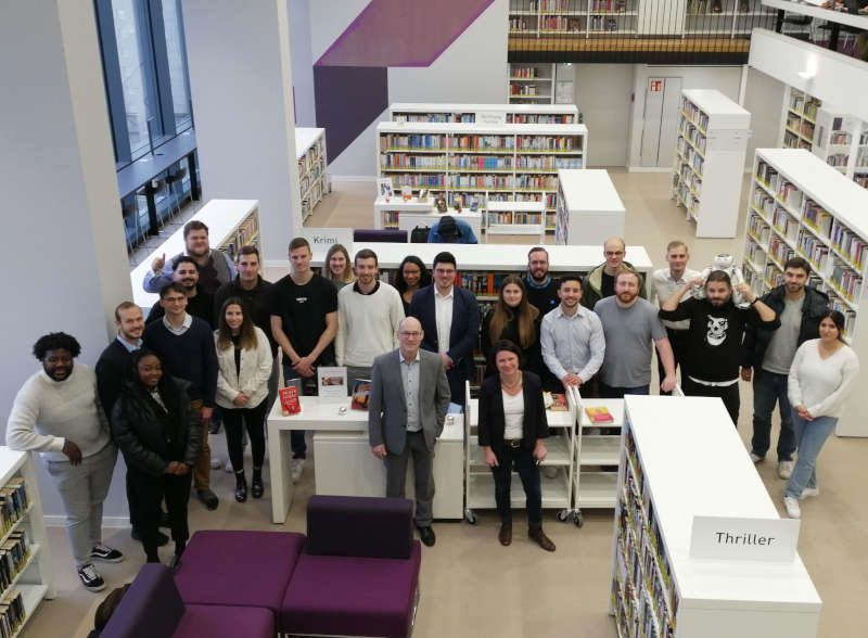 Studierendengruppen gemeinsam mit ihren Betreuern in den Räumlichkeiten der Stadtbibliothek (Quelle: HWG LU)