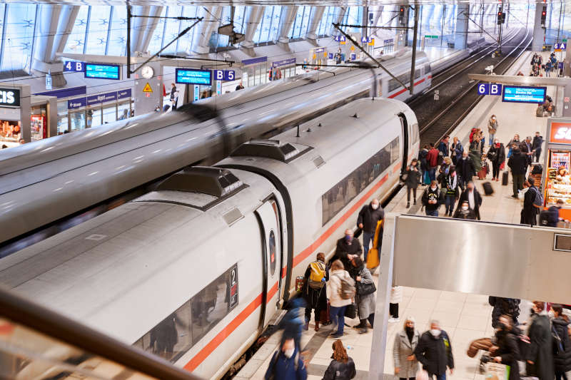 Reisende auf dem Bahnsteig - Frankfurt am Main Flughafen Fernbahnhof (Foto: Deutsche Bahn AG / Stefan Wildhirt)