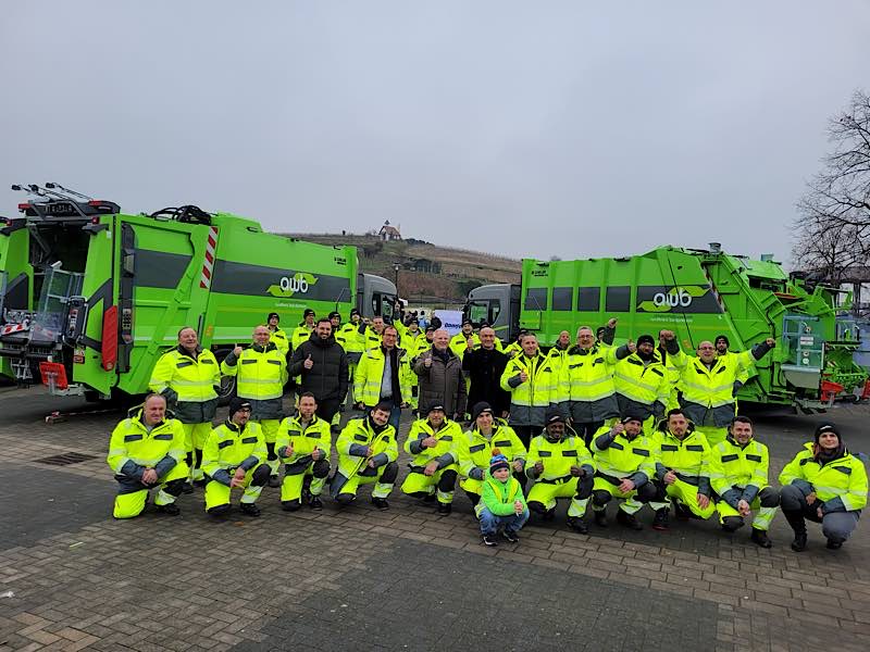 Ein Teil des neuen Teams aus Ladern und Fahrern mit – in der Mitte von links (erste dunkle Jacke) – Ralf Baader, Bernd Lache, Landrat Ihlenfeld, Klaus Pabst und Matthias Schadler. (Foto: Kreisverwaltung Bad Dürkheim)