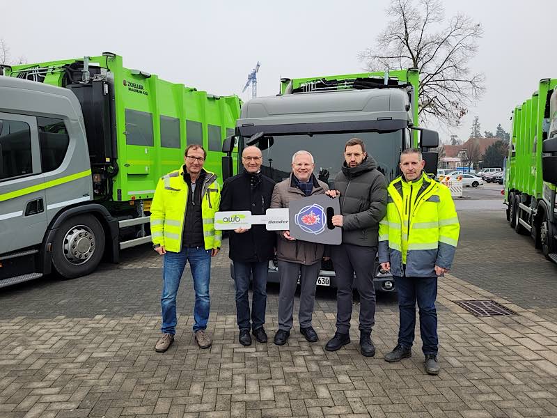 Die symbolische Schlüsselübergabe mit – von links – dem technischen Leiter des AWB, Bernd Lache, AWB-Werkleiter Klaus Pabst, Landrat Hans-Ulrich Ihlenfeld, Ralf Baader von Motoren Baader Neustadt und dem neuen Betriebsleiter Matthias Schadler (Foto: Kreisverwaltung Bad Dürkheim)