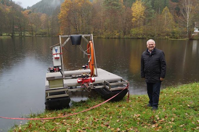 Landrat Hans-Ulrich Ihlenfeld mit dem Mini-Mover am Helmbachweiher (Foto: Kreisverwaltung Bad Dürkheim)