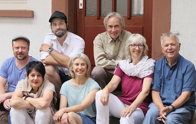 Ensemblefoto des Chawwerusch Theaterkollektivs im Jahr 2024. (Fotograf: Helmut Dudenhöffer)