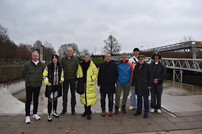 Die Macher des Projekts mit zwei Skatern vor der Skateanlage. (Foto: Stadt Kaiserslautern)