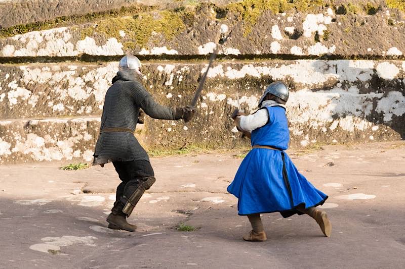 Das Mittelalter gilt auch als grausam. Schwertkämpfe geben bei Führungen ein Bild davon. (Foto: Horst Zinke)
