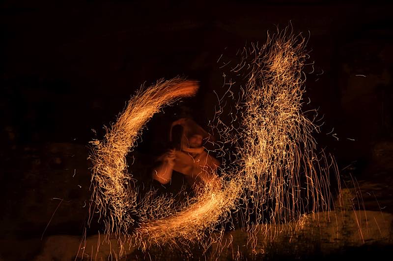 Spektakuläre Feuer-Shows gehören auch zum Programm der Gästeführungen. (Foto: Horst Zinke)