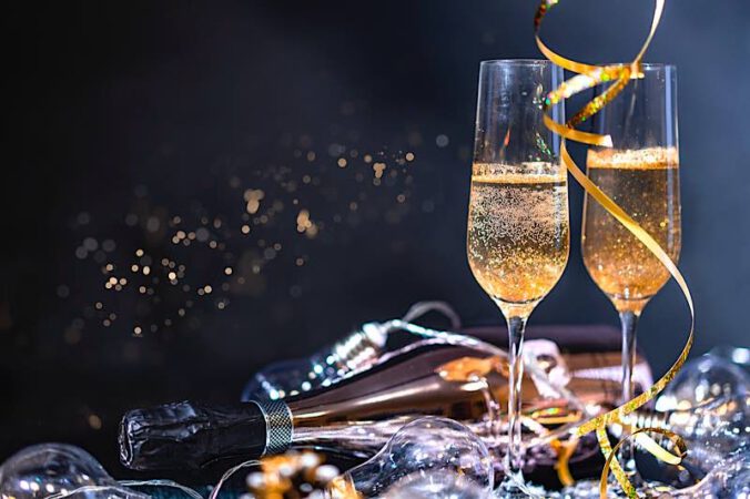 Symbolbild Silvester Neujahr Sekt (Foto: Pixabay/OleksandrPidvalnyi)