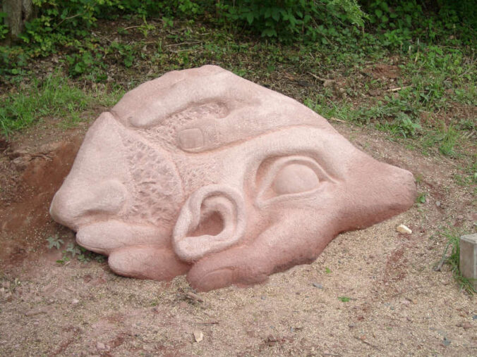 Sandsteinskulptur markiert den Beginn des Weges (Foto: Bezirksverband Pfalz)