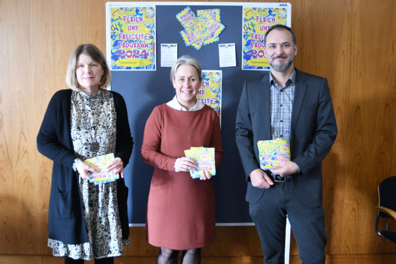 Stolz auf das umfangreiche Angebot haben Abteilungsleiterin Annette Eger, Landrätin Dr. Susanne Ganster und der zuständige Referent Jens Seegmüller das Ferien- und Freizeitprogramm 2024 im Landkreis vorgestellt. (Foto: Kreisverwaltung Südwestpfalz)