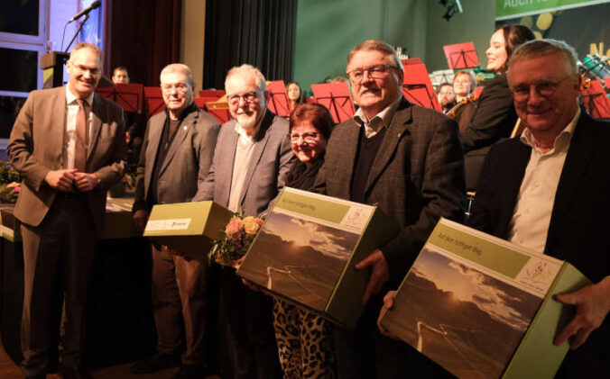 Landrat Dietmar Seefeldt (links) mit den Geehrten Otto Hey, Bernd Flaxmeyer, Roswitha Feitig, Wolfgang Thiel und Hansjörg Rebholz (von links nach rechts). (Foto: KV SÜW)