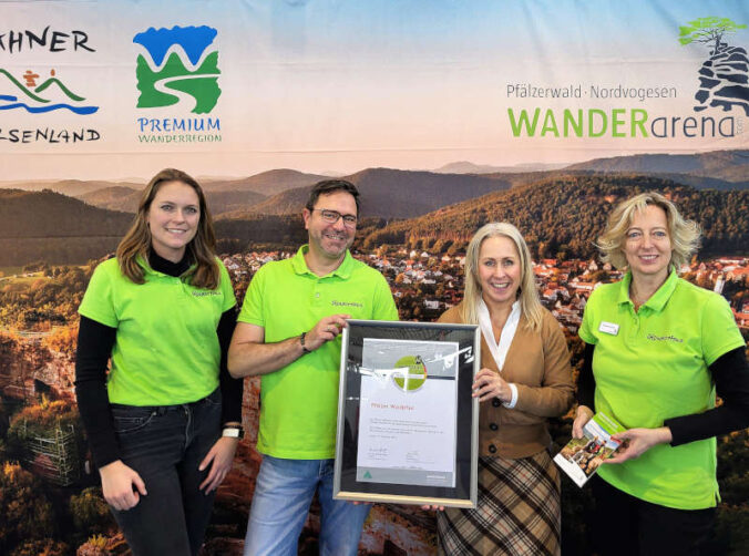 Stolz präsentieren in den grünen Shirts der Südwestpfalz Touristik Anne Seehaus, Volker Matheis mit Landrätin Dr. Susanne Ganster und Michaela Herbort die Urkunde für die Rezertifizierung des Pfälzer Waldpfades. (Foto: Kreisverwaltung Südwestpfalz)