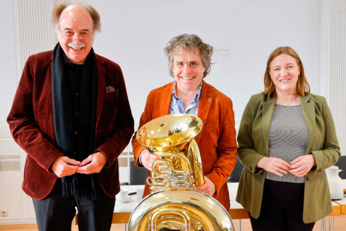 Landesmusikrat-Präsident Peter Stieber, Schirmherr Roland Vanecek und Kulturministerin Katharina Binz präsentieren die Tuba als Instrument des Jahres 2024. (Foto: Stefan Sämmer)