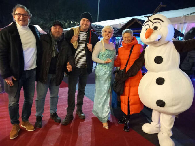 v.l.: Citymanager Alexander Hess und Veranstalter Patric Forlani mit OB Beate Kimmel, umrahmt von der Crew der interaktiven Kindershow. (Foto: Stadt Kaiserslautern)