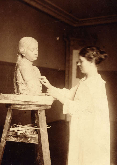 Emy Roeder in ihrem Atelier in Berlin 1914, (Foto: Museum im Kulturspeicher Würzburg, Nachlass Emy Roeder)