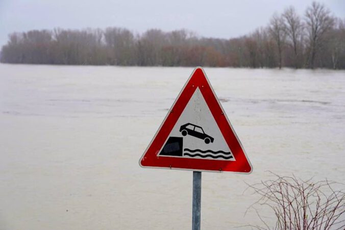 Gefahrenschild Hochwasser (Foto: Holger Knecht)