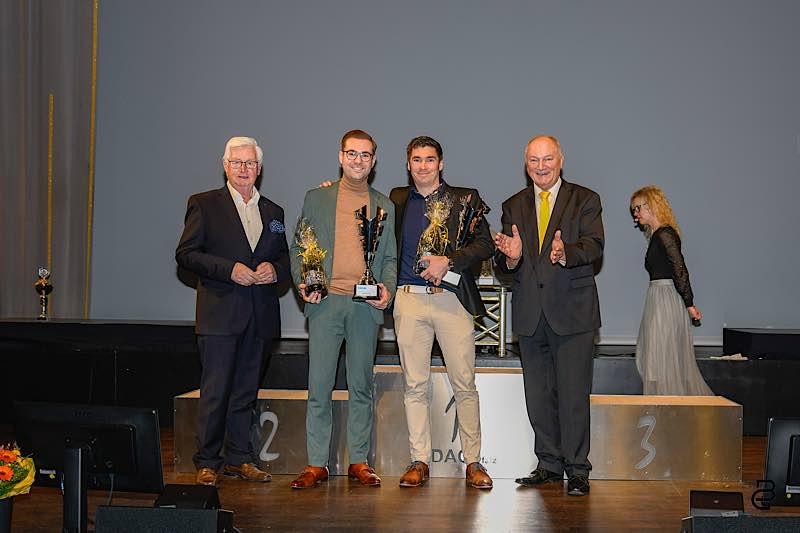 Marijan Griebel (2.v.r.) und Co-Pilot Tobias Braun gewannen 2023 die Deutsche Rallyemeisterschaft. Es gratulieren Franz-Rudolf Ubach, 1. Vorsitzender des Motorsportverbandes Rheinland-Pfalz (li.) und Friedhelm Kissel, Sportleiter des ADAC Pfalz (re.). (Foto: ADAC Pfalz/Georg Biegel)