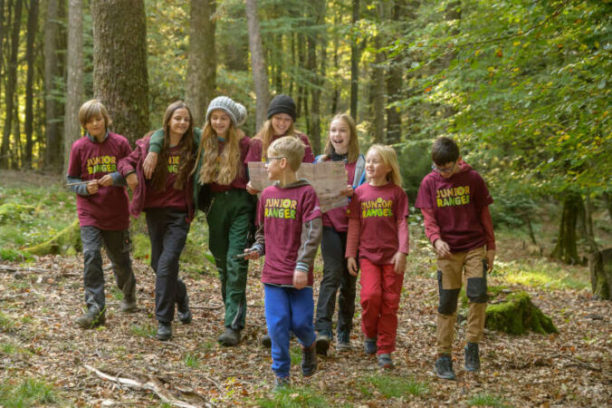 Junge Entdeckerinnen und Entdecker streifen durch das Biosphärenreservat Pfälzerwald (Foto: Ralf Ziegler)