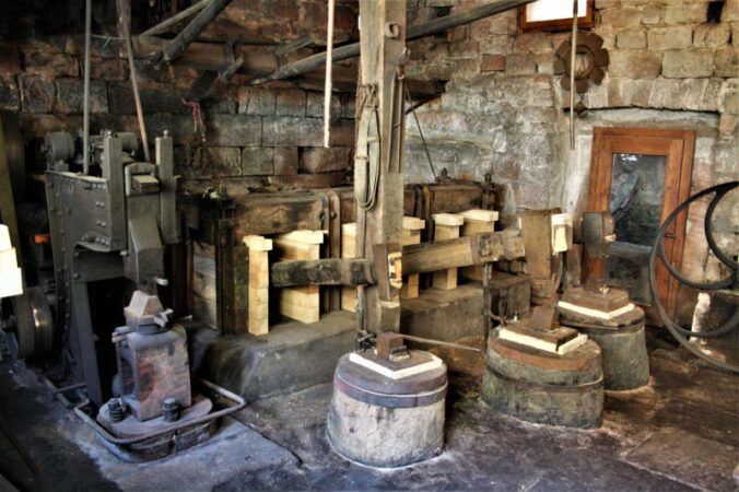 Das erneuerte betriebsbereite dreischlägige Schwanzhammerwerk (rechts) und der noch zu aktivierende Federhammer (links im Bild) (Foto: Benno Münch)