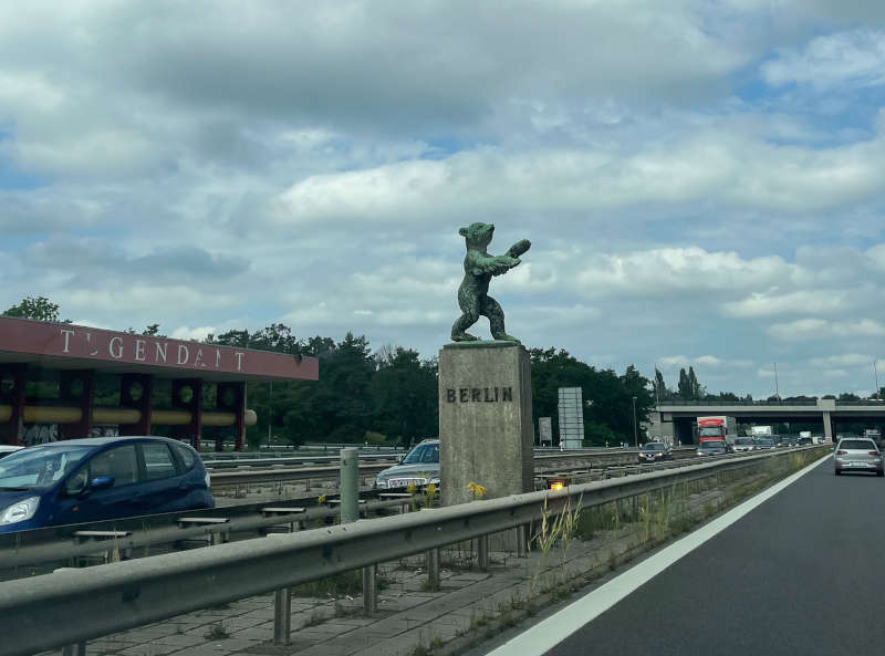 Bärenskulptur bei Berlin