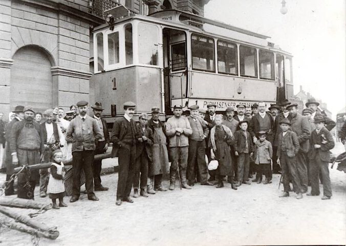 Die Aufnahme zeigt das Eintreffen des Triebwagens Nr. 1 am 8. Mai 1905 in Pirmasens. (Foto: Sammlung Stadtarchiv Pirmasens)