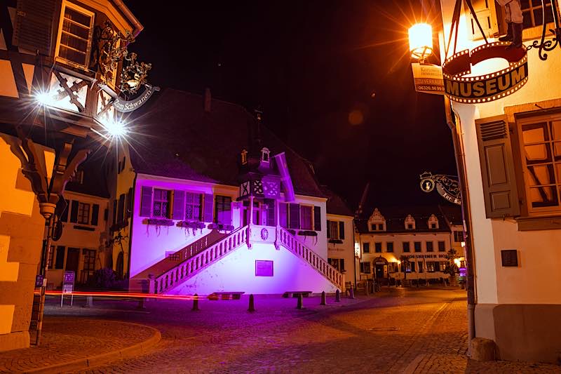 Rosa Leuchten Rathaus Deidesheim (Foto: Lena Geib Photographie)