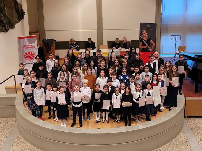 Alle Teilnehmerinnen und Teilnehmer, die beim Preisträgerkonzert ihre Urkunden erhalten haben. Hinten rechts stehen Angela Bauer, Leiterin der Musikschule Ludwigshafen, die den Wettbewerb federführend organisiert, und der Erste Kreisbeigeordnete Timo Jordan. (Foto: Kreisverwaltung Bad Dürkheim)