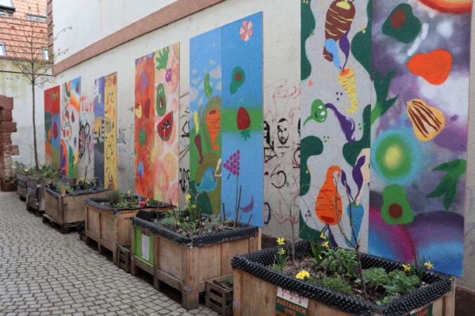 Die Ergebnisse des Graffiti-Workshops schmücken jetzt die Pflanzkisten der Gartenwerkstatt. (Quelle: Stadt Landau)